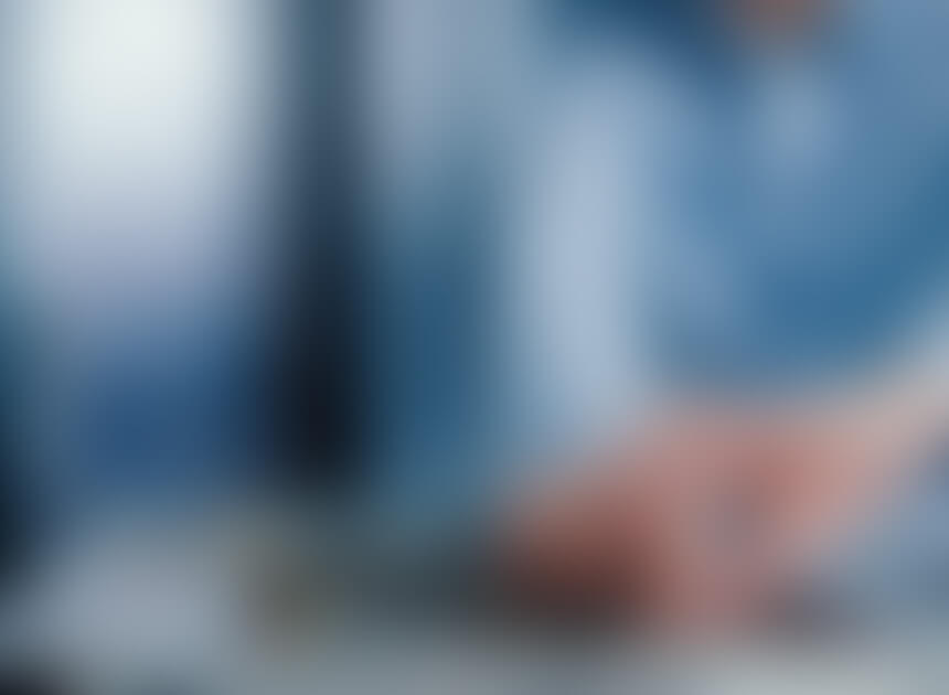 Hände, die eine Komponente einen PC einbauen